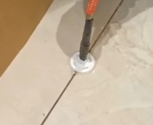 洛川瓷砖空鼓维修公司专业解答瓷砖在铺贴过程中，如果没有涂抹均匀到位的粘结材料（如水泥砂浆或瓷砖胶），可能会导致以下问题